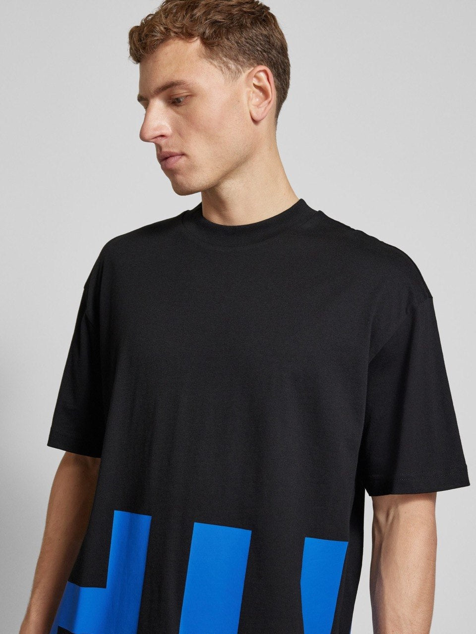 Hugo Blue
T-shirt with label print, model 'Nannavaro' in black