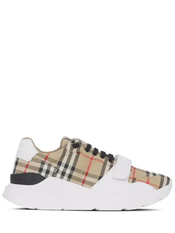 Burberry
Vintage Chic sneaker with a touch-sensitive strap
