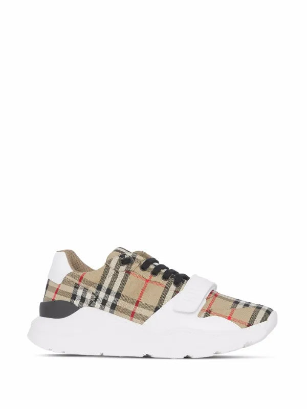 Burberry
Vintage Chic sneaker with a touch-sensitive strap