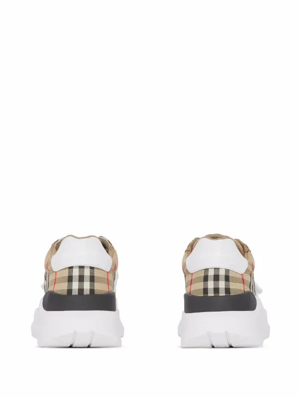 Burberry
Vintage Chic sneaker with a touch-sensitive strap